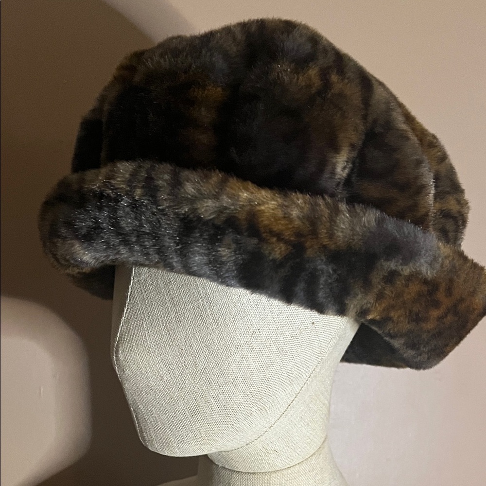 😄MCM faux fur hat Osfm made in Canada